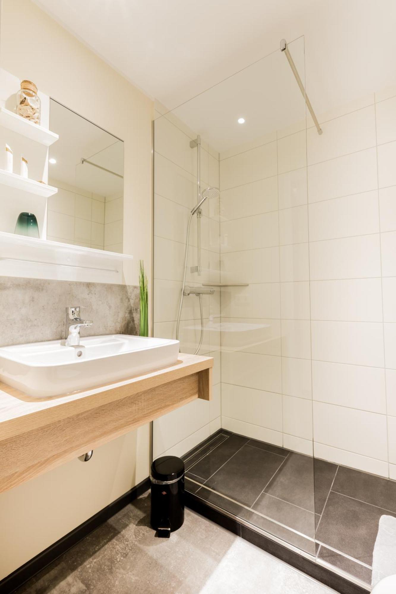 Hotel Dh -Deutsches Haus- Емден Екстериор снимка